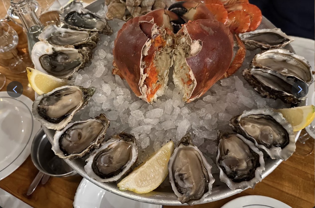 Plateau de fruits de mer chez Coquille à Marseille : huîtres, tourteau, crevettes
