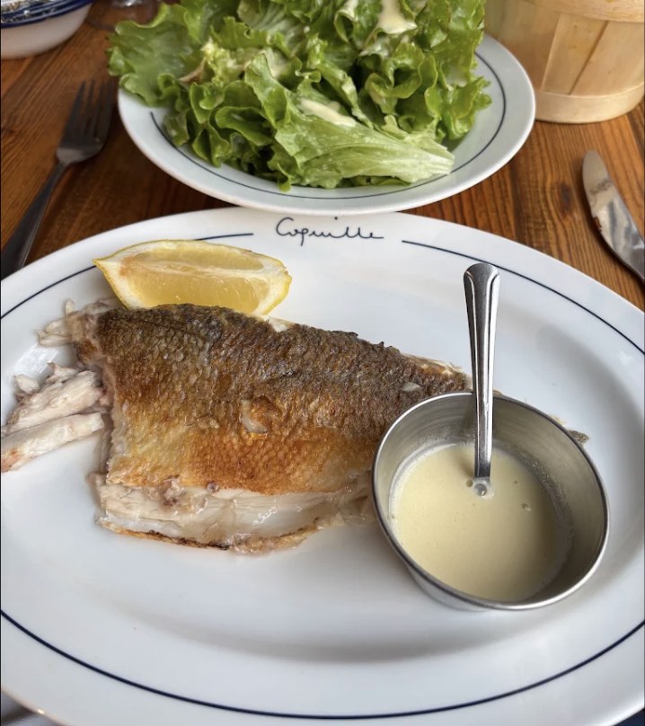 Poisson grillé et beurre blanc chez Coquille, bistrot marin à Marseille