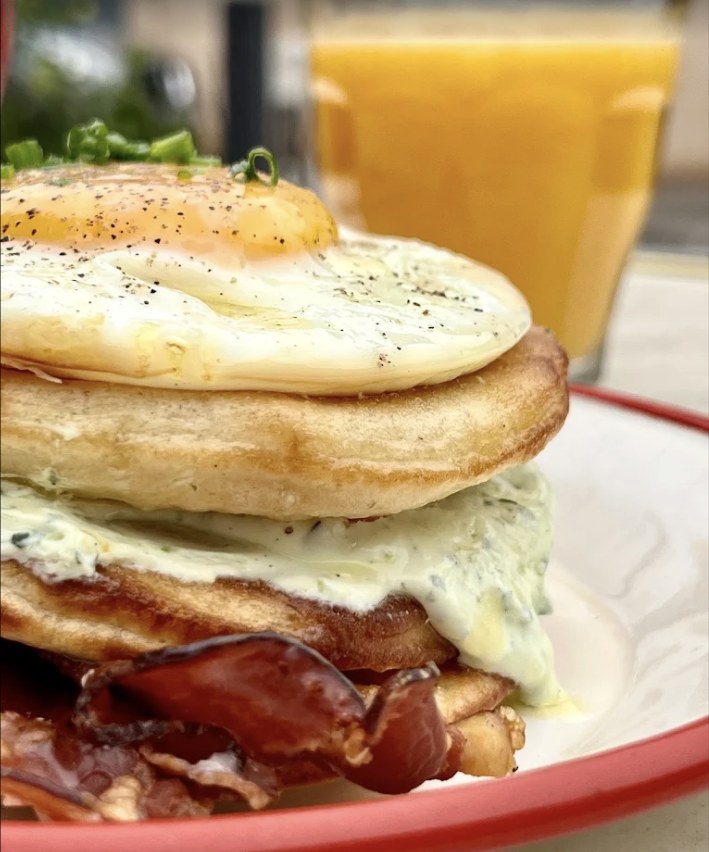 Brunch de FAMA à Marseille : pancake, œuf et bacon avec jus d'orange