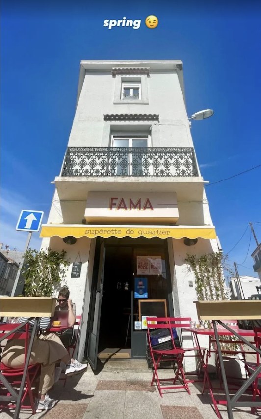 L'immeuble de FAMA sous le ciel bleu, supérette à Marseille