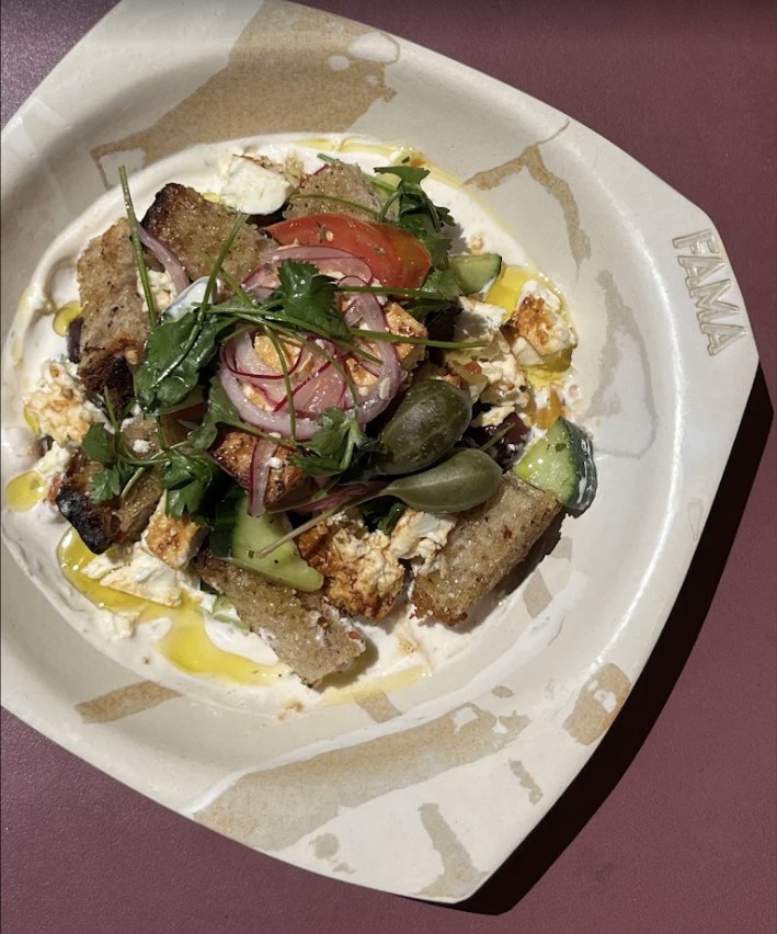 Salade panzanella, feta et pain grillé chez FAMA à Marseille
