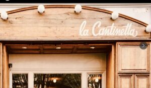 Façade en bois de la trattoria La Cantinetta, cours Julien à Marseille