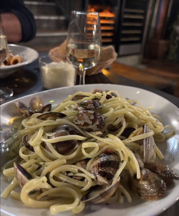 Pâtes aux palourdes et verre de vin blanc à La Cantinetta Marseille