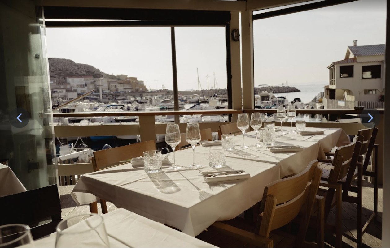 Salle dressée face au port des Goudes à La Marine, Marseille