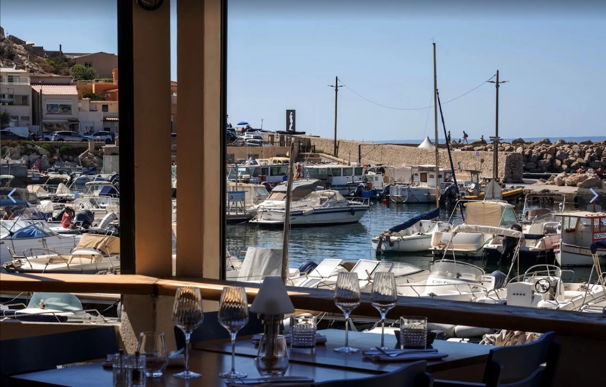 Vue sur le port des Goudes depuis la salle de La Marine à Marseille