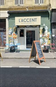 Façade de L'Accent, bistrot méditerranéen rue des Trois Mages à Marseille