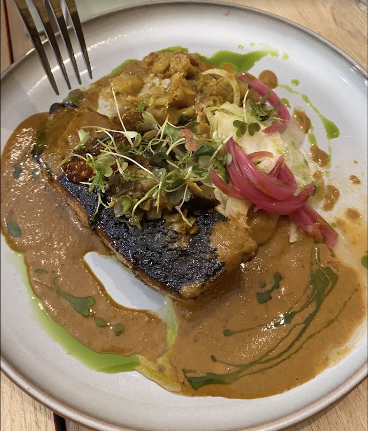 Poisson snacké, légumes pickles et sauce aux épices chez L'Accent à Marseille