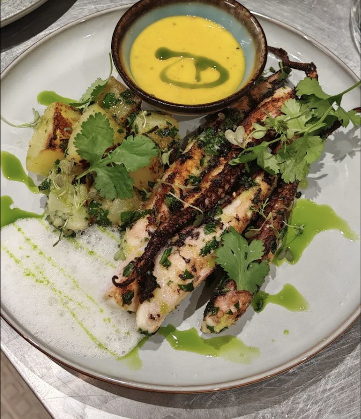 Poulpe grillé, pommes de terre et aïoli safrané chez L'Accent à Marseille