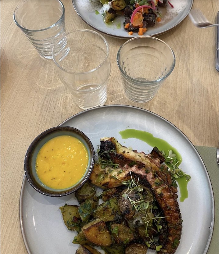 Table de plats méditerranéens à partager chez L'Accent Marseille