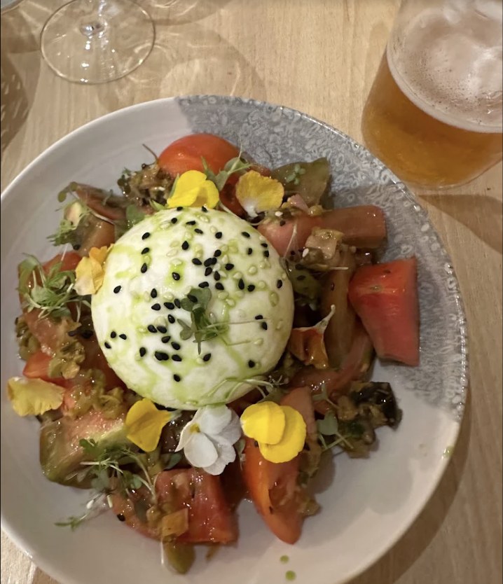 Tomates anciennes et burrata aux fleurs chez L'Accent à Marseille