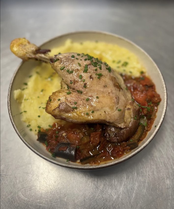 Confit de canard, purée maison et légumes du soleil au Narval à Toulon