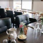 Salle dressée du restaurant Le Narval à Toulon, tables et fleurs