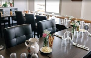 Salle dressée du restaurant Le Narval à Toulon, tables et fleurs