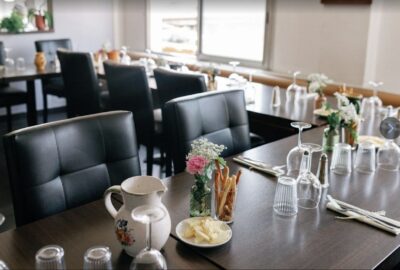 Salle dressée du restaurant Le Narval à Toulon, tables et fleurs