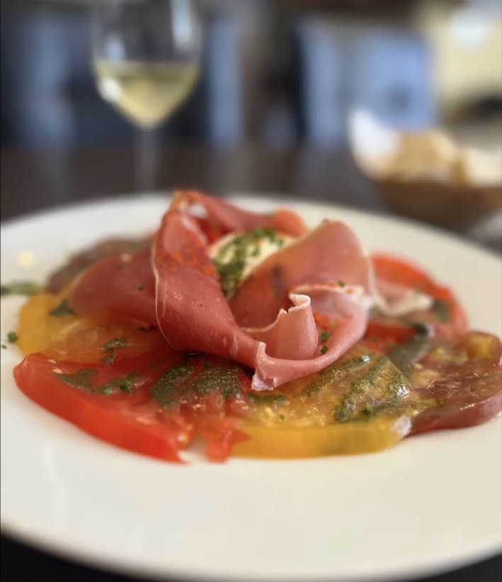 Tomates anciennes, burrata et jambon cru au Narval Toulon