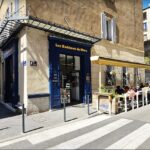 Façade bleue des Babines de Mars, bistrot du quartier Longchamp à Marseille