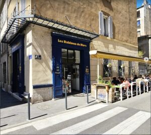 Façade bleue des Babines de Mars, bistrot du quartier Longchamp à Marseille