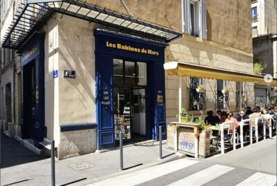 Façade bleue des Babines de Mars, bistrot du quartier Longchamp à Marseille