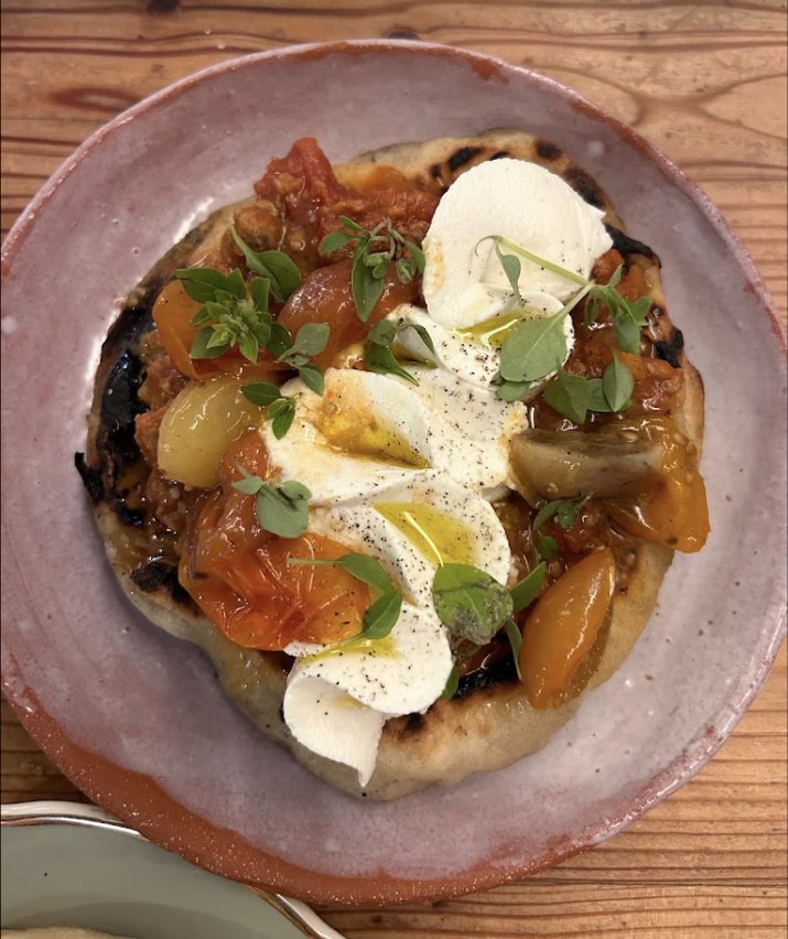 Pita grillée, tomates confites et stracciatella aux Babines de Mars