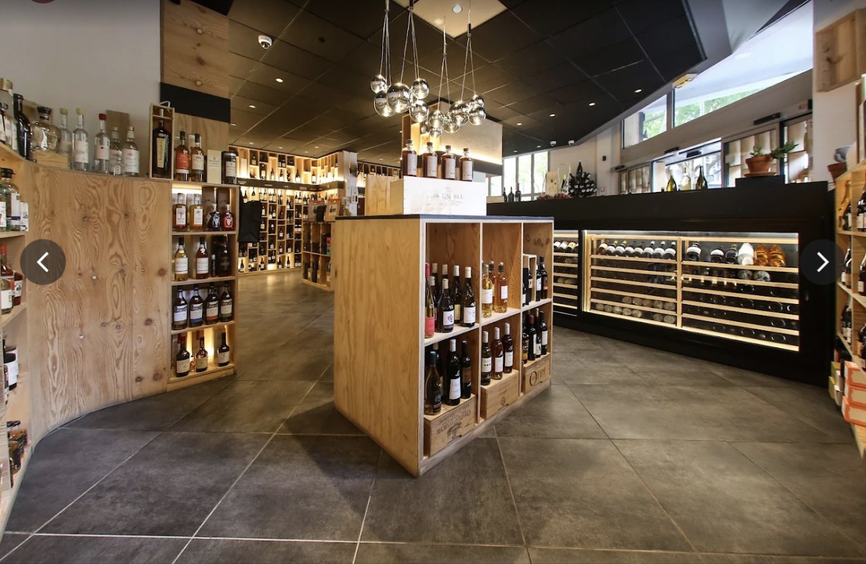 Intérieur de la cave à vins Les Canons de Vauban, boulevard Notre-Dame à Marseille