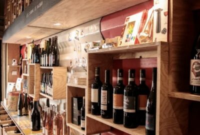 Rayonnages de vins de la cave Les Canons de Vauban à Marseille