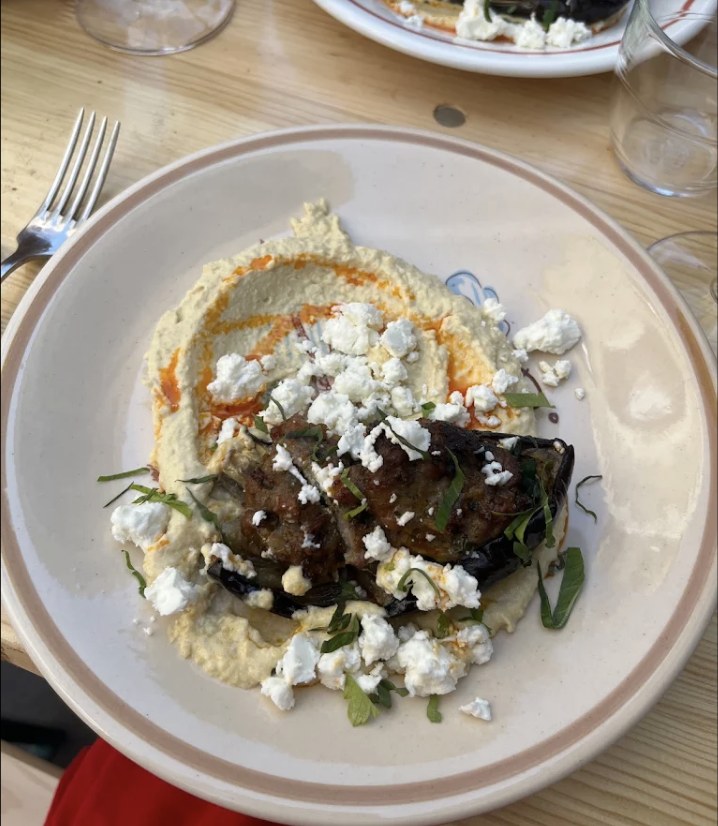 Aubergine rôtie, houmous et feta chez MIETTES cave à manger Tours