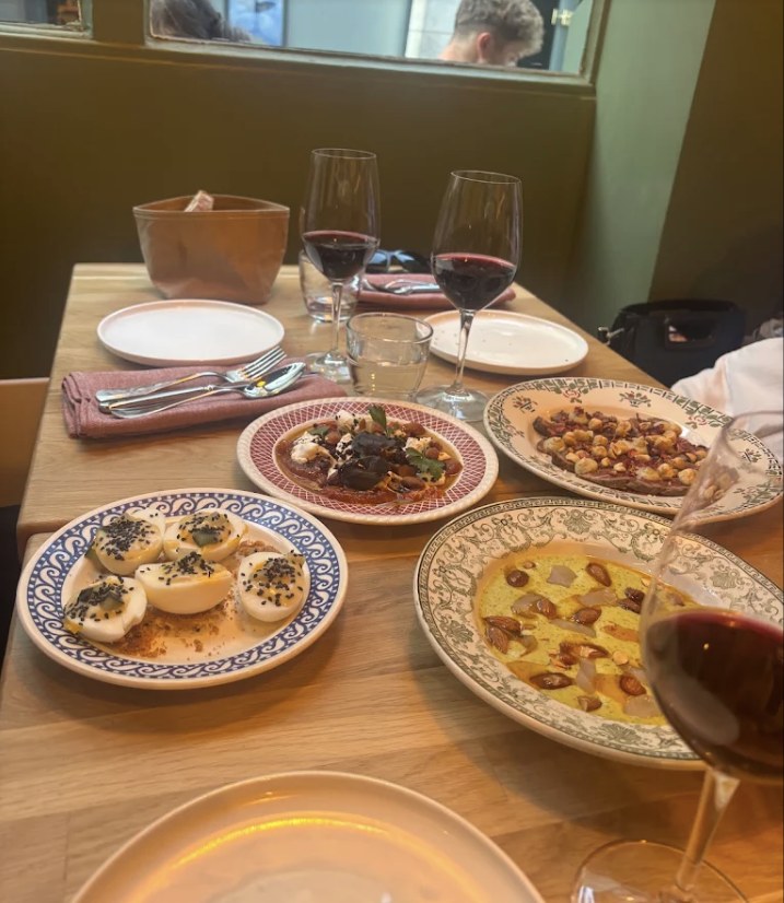 Assiettes à partager et verres de vin chez MIETTES à Tours