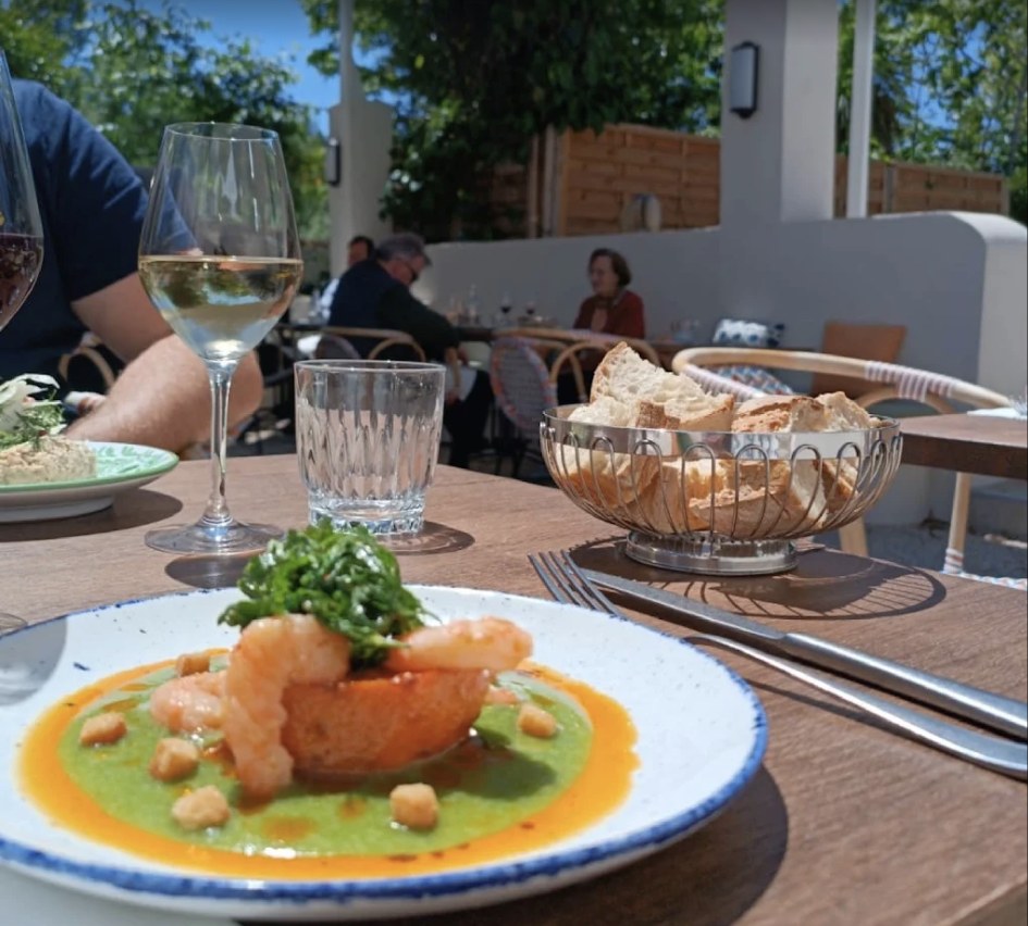 Crevettes et velouté vert avec un verre de blanc en terrasse chez O'Père Aix