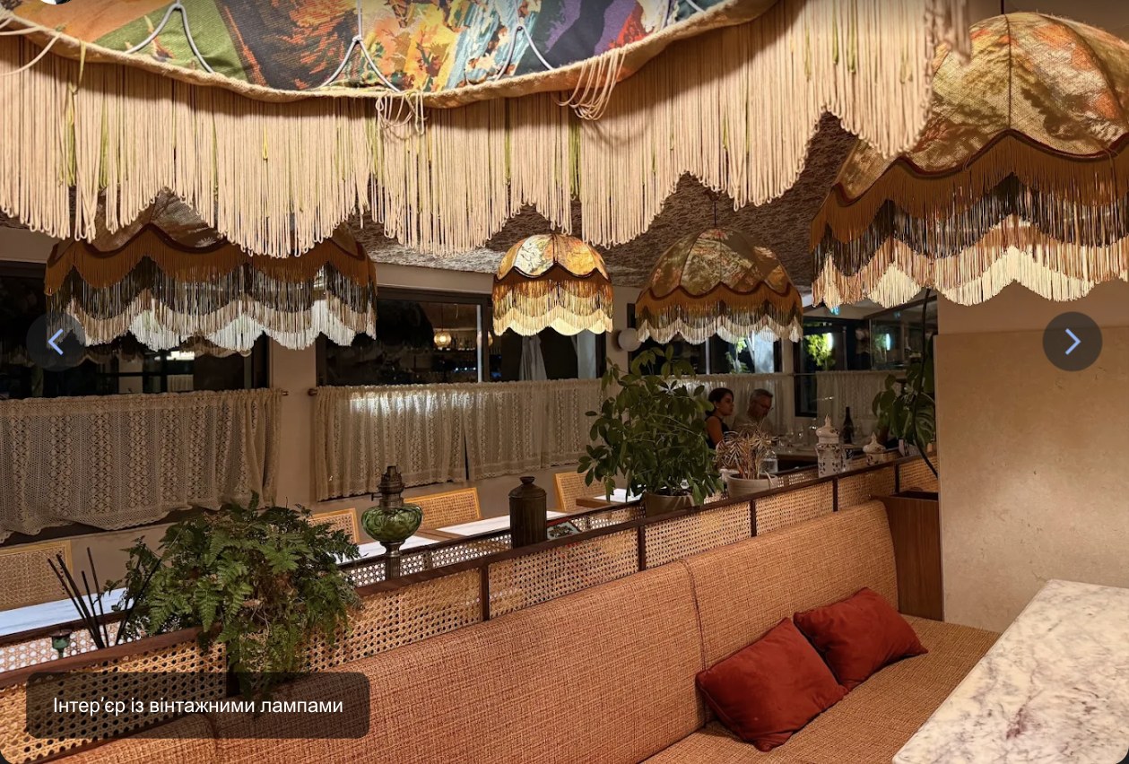 Salle au décor vintage et abat-jours à franges chez O'Père à Aix