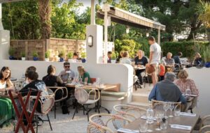 Terrasse ensoleillée du restaurant O'Père, route de Berre à Aix-en-Provence