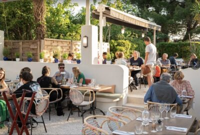 Terrasse ensoleillée du restaurant O'Père, route de Berre à Aix-en-Provence