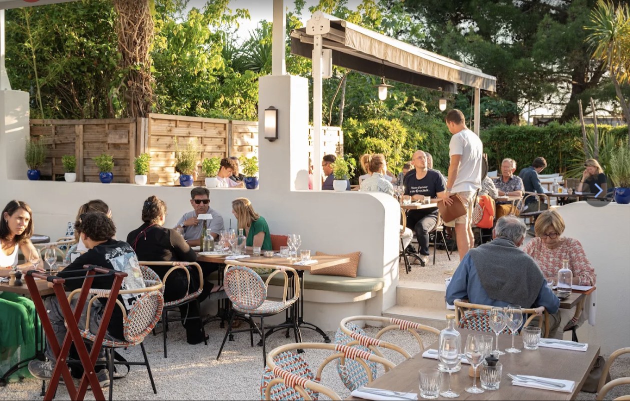 Terrasse ensoleillée du restaurant O'Père, route de Berre à Aix-en-Provence