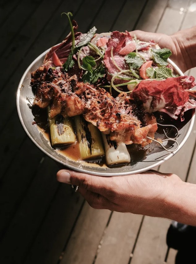 Assiette à partager, poireaux grillés et radicchio chez Solstice Marseille