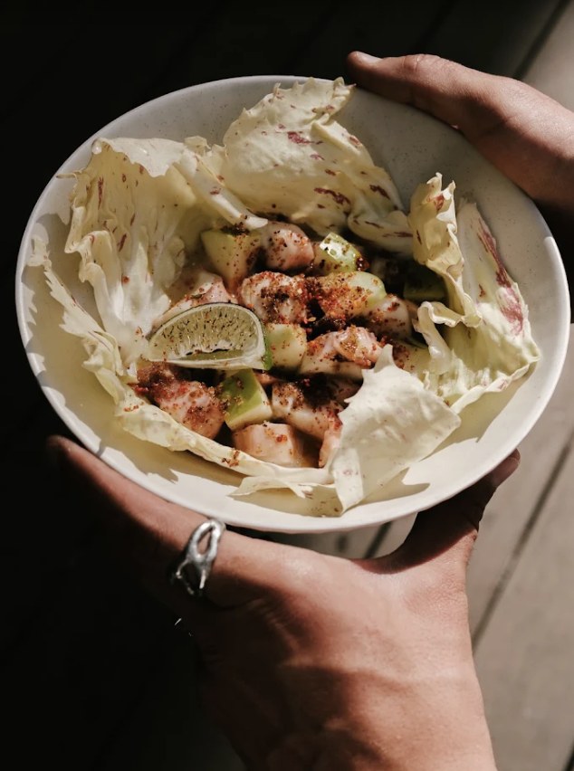 Ceviche épicé servi dans une feuille de chou chez Solstice Marseille