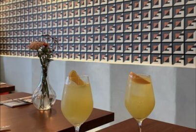 Cocktails et mur graphique du bar audiophile Solstice à Marseille