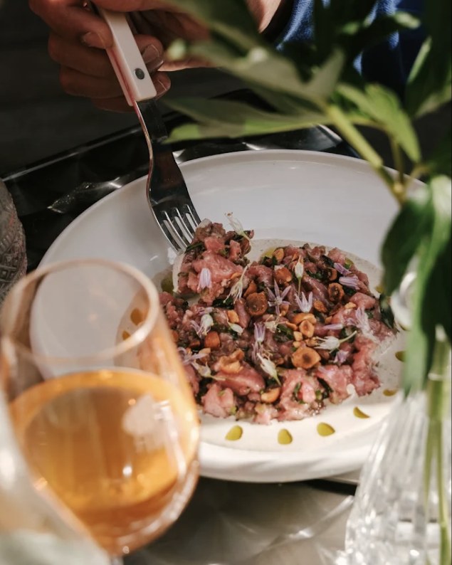 Tartare aux fleurs de ciboulette et verre de vin chez Solstice à Marseille
