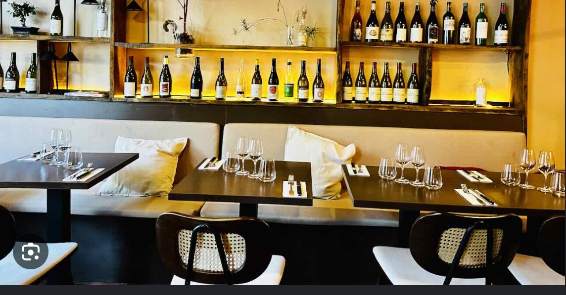 Cave à vins natures et tables dressées chez Tomette à Marseille